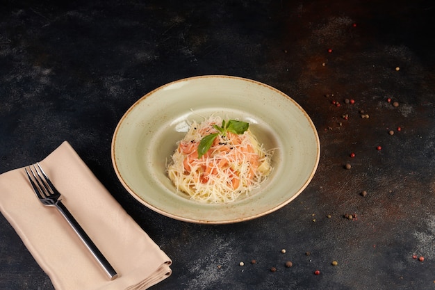 Pasta met zalm, donkere achtergrond