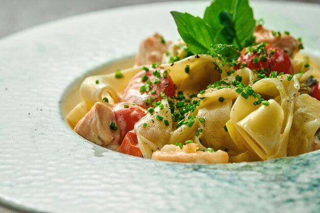 Pasta met zalm en groenten in een bord. Selectieve aandacht, close-up