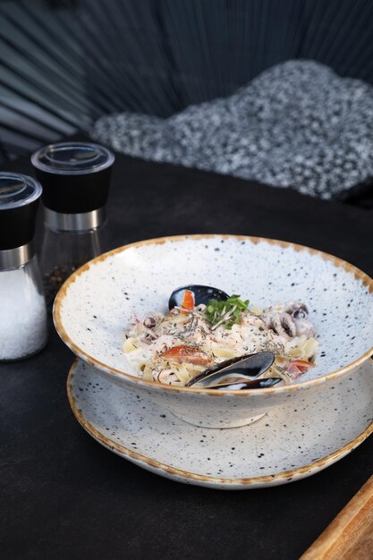 Foto pasta met zeevruchten in een delicate room saus hoek zicht