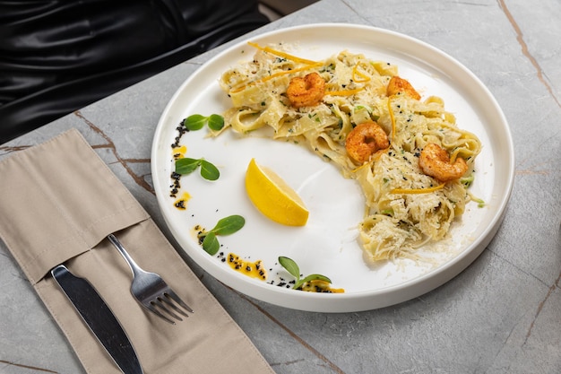 pasta met zeevruchten in een restaurant