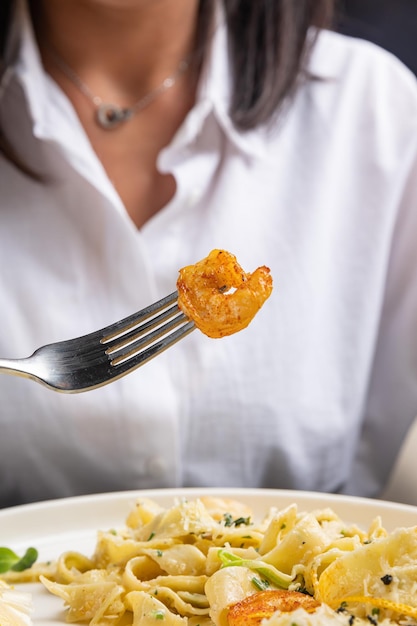 pasta met zeevruchten in een restaurant