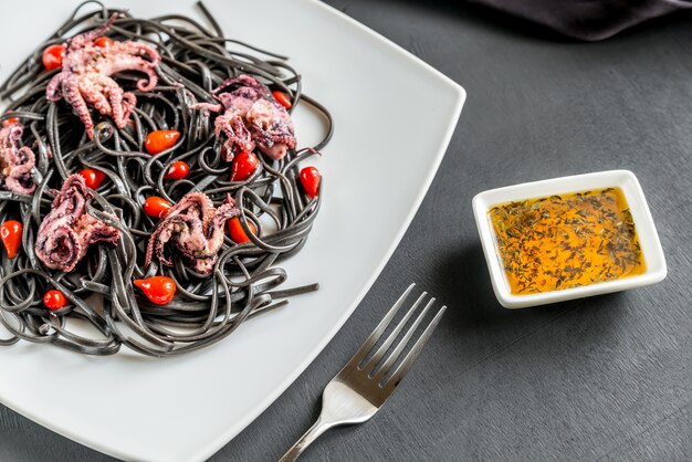 Pasta met zwarte inktvisinkt en kleine octopussen