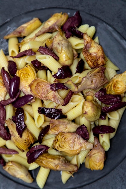 Pasta met zwarte olijven en artisjokharten,