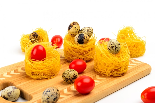 Nidi di pasta con pomodorini e uova di quaglia