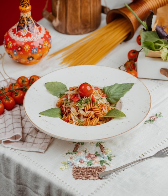 Pasta op bord op bord