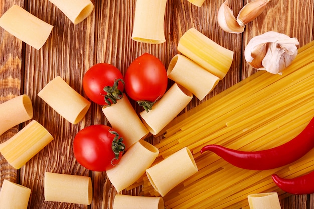 Pasta op de houten chili, peper, knoflook