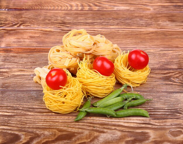 Pasta op de houten muur met tomaat, paprika sla en peper