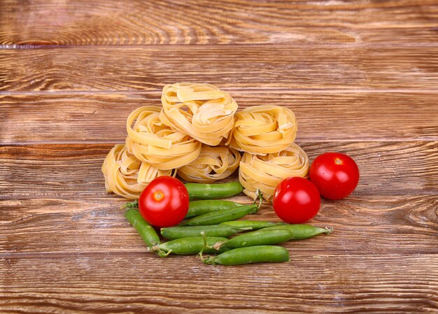 Pasta op de houten muur met tomaat, sla