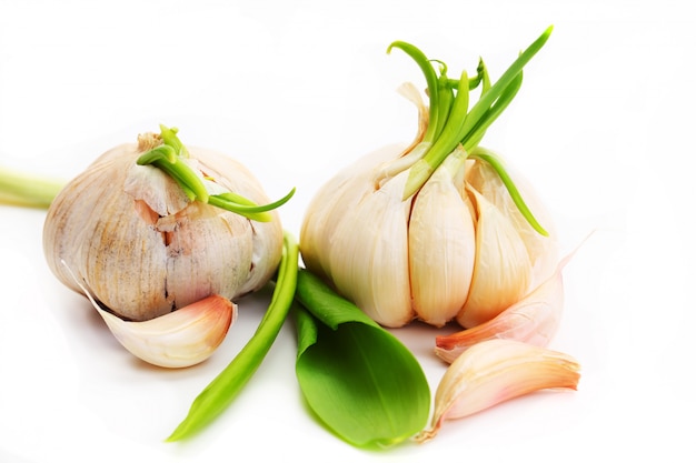 Pasta op een witte achtergrond in een compositie met accessoires voor de keuken