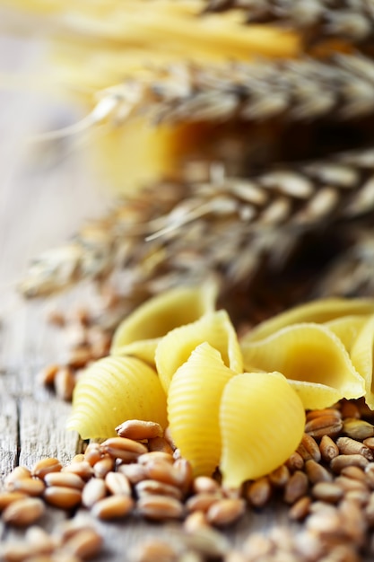 Pasta op een witte achtergrond in een compositie met accessoires voor de keuken