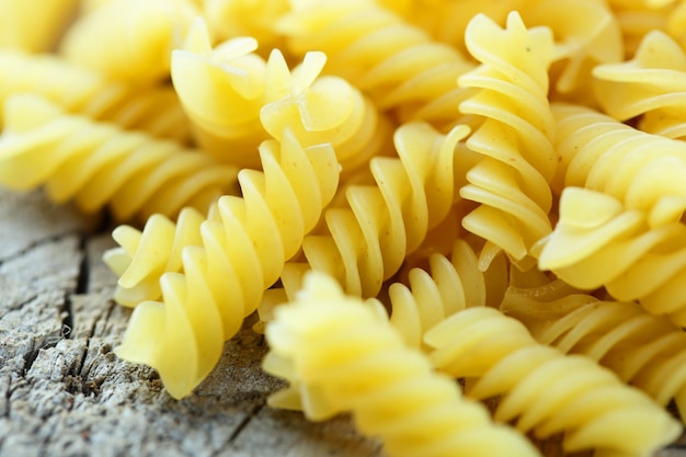 Pasta op een witte achtergrond in een compositie met accessoires voor de keuken