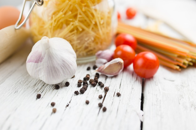 Pasta op oude houten tafel