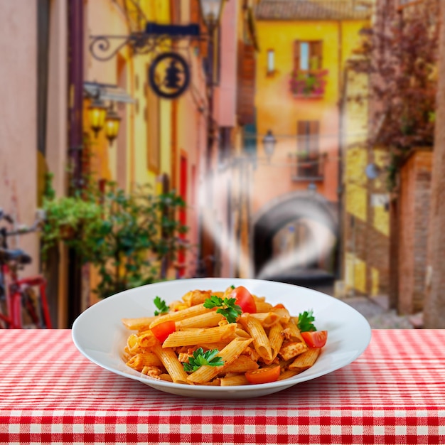 pasta op tafel en rook hartvormig