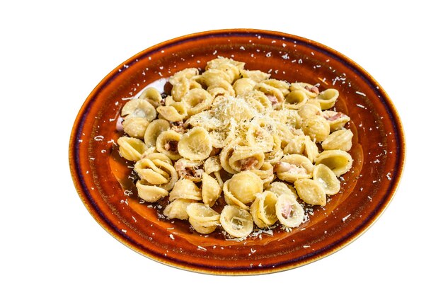 Паста Orecchiette с панчеттой, яйцом, твердым сыром пармезан и сливочным соусом, изолированные на белом фоне