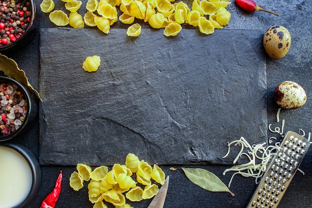 Pasta e altri ingredienti per la salsa