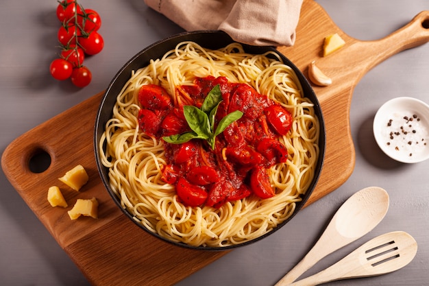 Pasta in padella su uno sfondo grigio