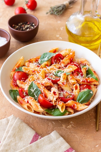 Pasta penne alla arrabiata met tomaten basilicum en parmesan kaas Gezond eten Vegetarisch eten