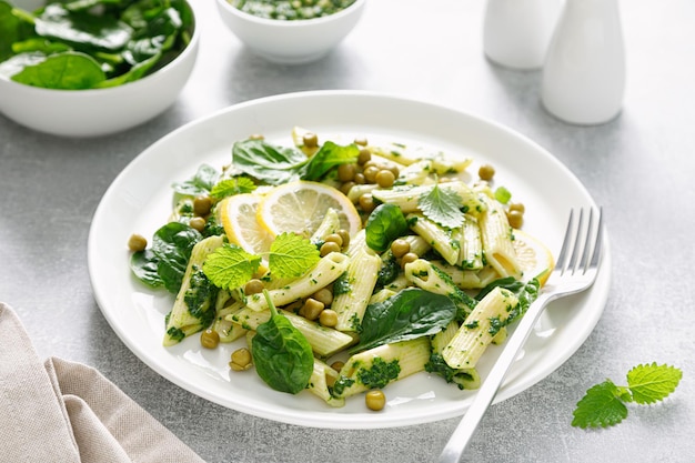 Pasta penne met spinazie pesto en doperwtjes