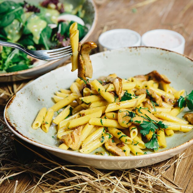 Foto penne di pasta ai funghi