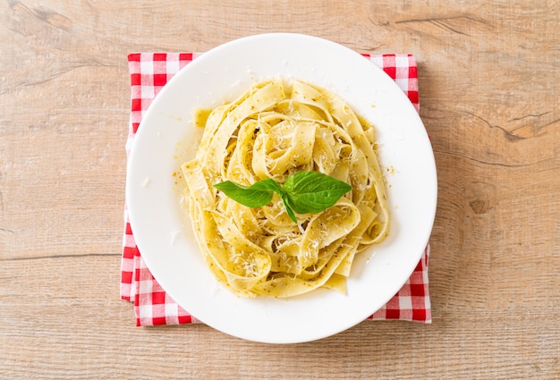 Pasta pesto fettuccine met Parmezaanse kaas erop - Italiaans eten