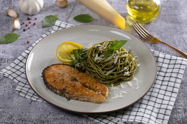 Pasta Pesto Met Aangebraden Zalm