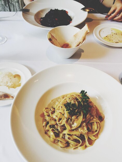 Foto pasta in piatto su tavola