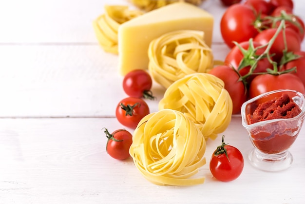 Pasta Producten Tomaat Kaas Rauwe Pasta Fusili Fettuccine Ingrediënten Italiaans Eten Witte Achtergrond