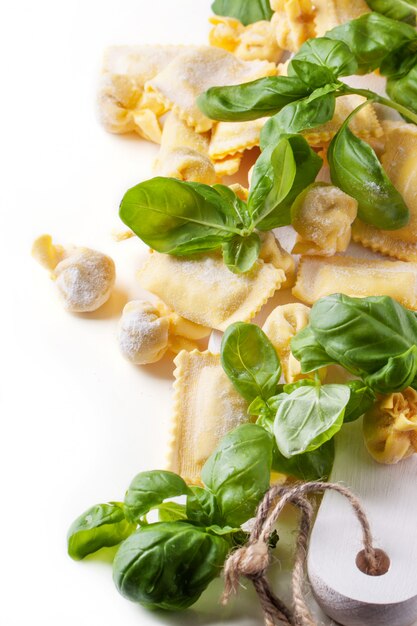 Pasta ravioli met basilicum