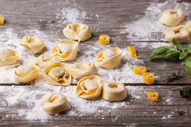 Pasta ravioli op bloem