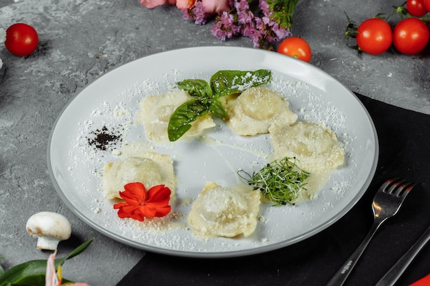 Foto ravioli di pasta con carne, pomodoro e basilico.