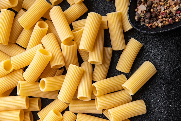 pasta rigatoni rauw ingrediënt maaltijd eten snack op tafel kopie ruimte voedsel achtergrond rustiek