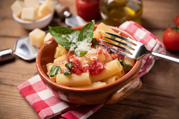 Photo pasta rigatoni with tomato sauce close up
