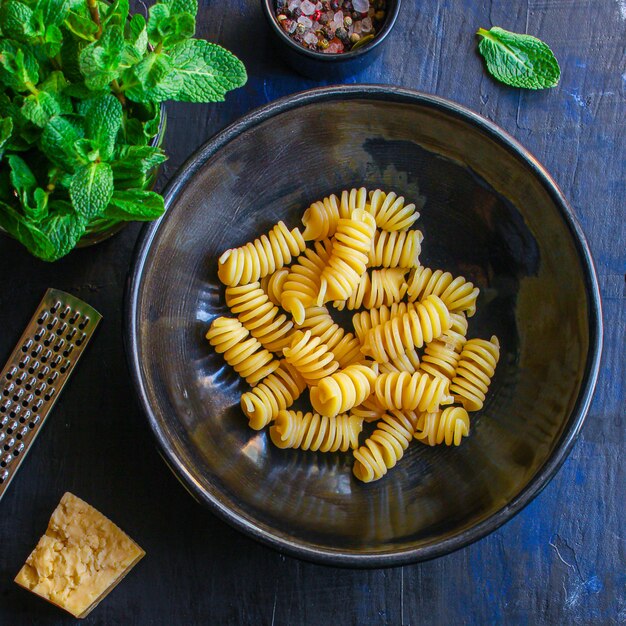 pasta rotini in een kom