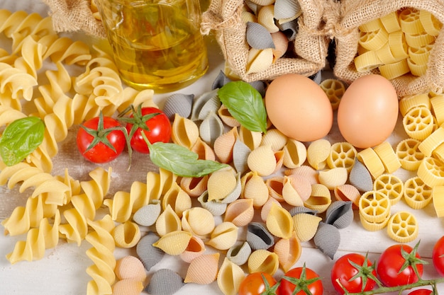 Pasta's met eieren en cherry tomaten