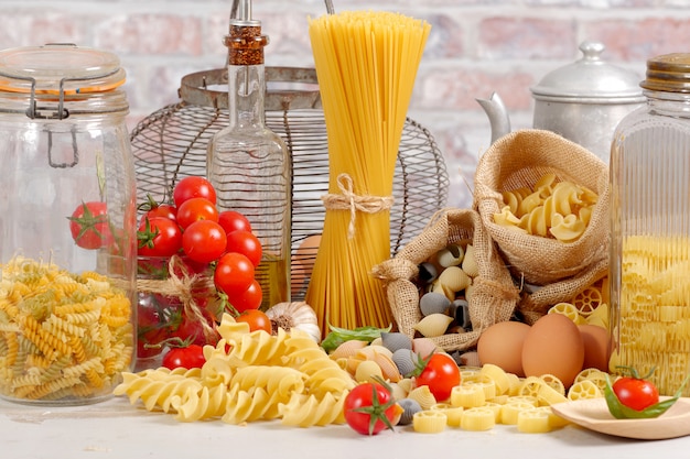 Pasta's met eieren en cherry tomaten