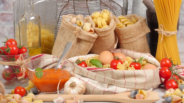 Pasta's met eieren en cherry tomaten