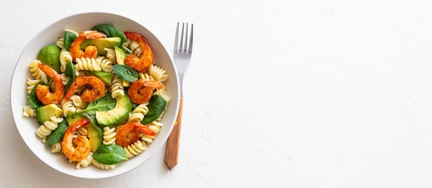 Photo pasta salad with shrimps avocado and spinach healthy eating seafood