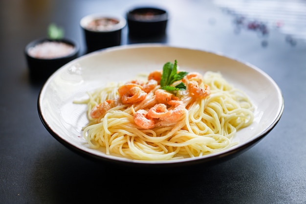 Макароны, креветки, спагетти, сливочный соус из морепродуктов