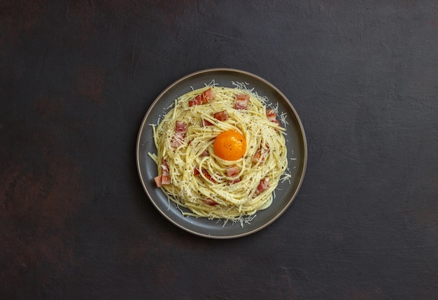 Pasta spaghetti alla carbonara con uovo.