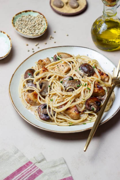 Spaghetti di pasta in salsa cremosa con pollo e funghi. cibo italiano.