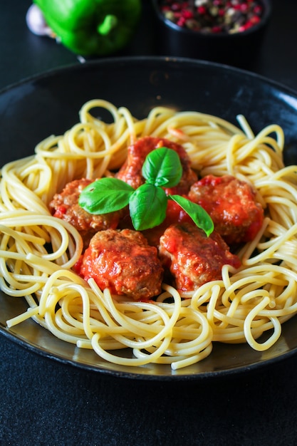 Pasta spaghetti gehaktballetjes en tomatensaus