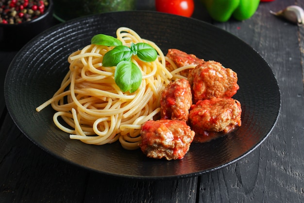 макароны спагетти фрикадельки томатный соус