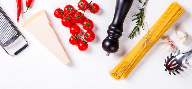 Pasta Spaghetti met ingrediënten voor het koken van pasta