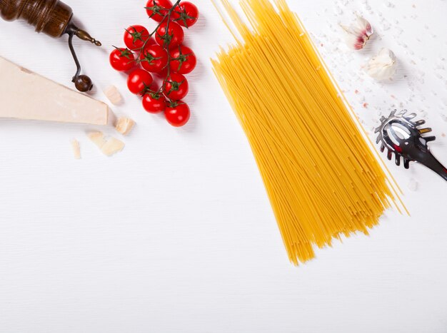 Pasta Spaghetti met ingrediënten voor het koken van pasta