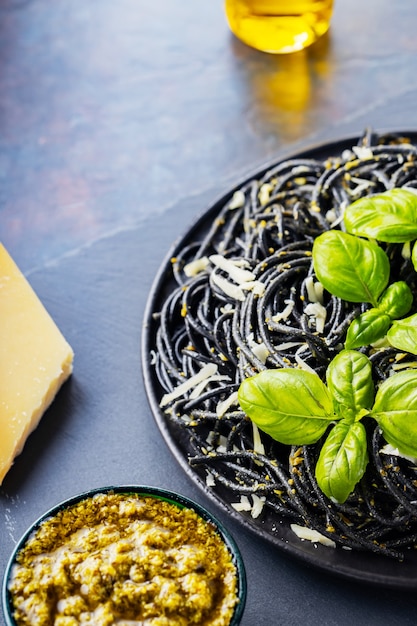 Pasta spaghetti met Parmezaanse kaas, basilicum en pestosaus