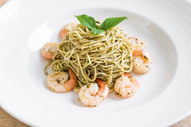 pasta spaghetti met pesto groen en garnalen