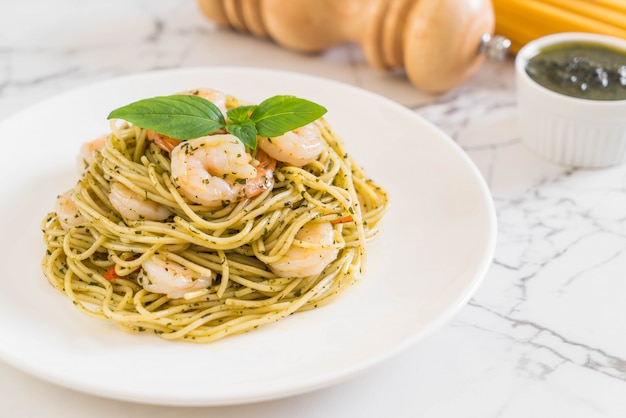 pasta spaghetti met pesto groen en garnalen