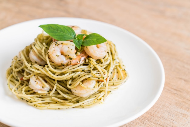 pasta spaghetti met pesto groen en garnalen