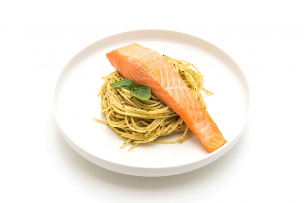 pasta spaghetti met pesto groen en zalm