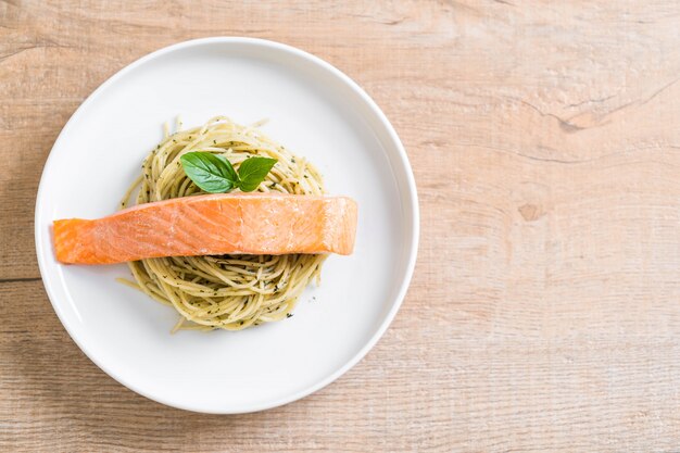 pasta spaghetti met pesto groen en zalm